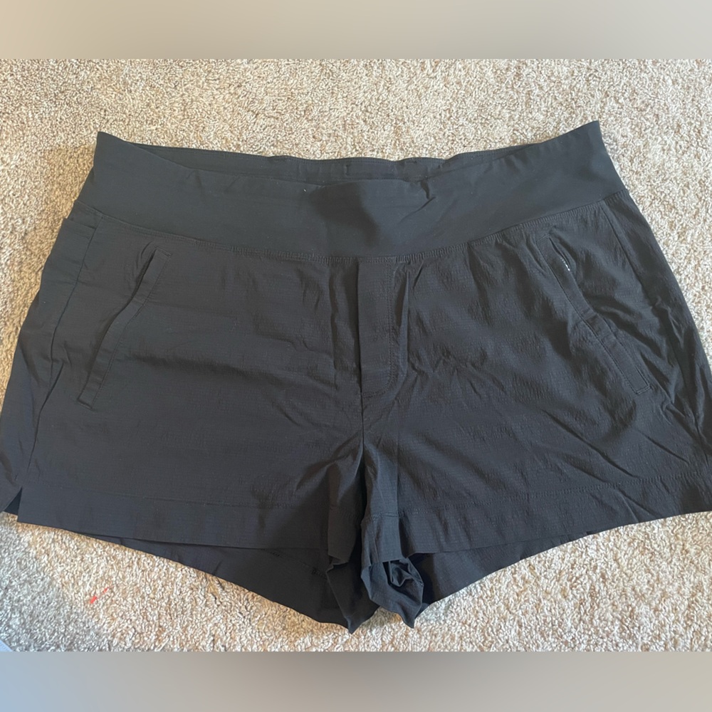 Athleta Trekkie north short black, size 18